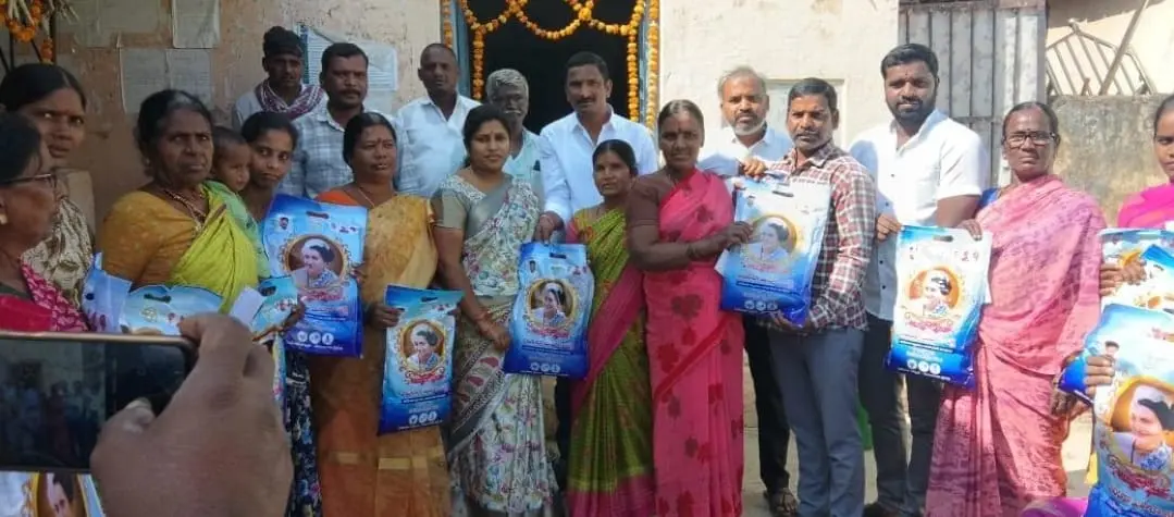 ఇందిరమ్మ మహిళా శక్తి చీరల పంపిణీ..