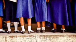 బూట్లకు బదులుగా చెప్పులు పంపిణీ చేయాలి: విద్యాశాఖ