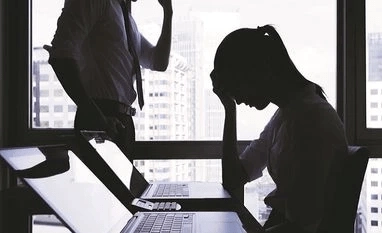 Job Security: కార్పొరేట్ ప్రపంచం: 40 ఏళ్లకే లే-ఆఫ్ భయంతో ఉద్యోగులు