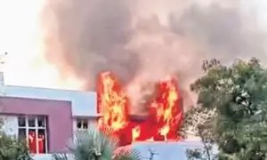 గాలి జనార్ధన్ రెడ్డి ఇంటిపై దాడి: నిప్పు పెట్టిన దుండగులు