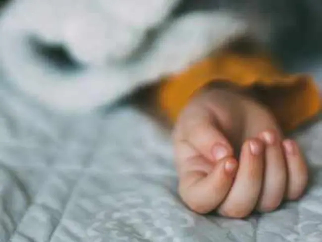 మూడేళ్ల బాలుడు స్విమ్మింగ్ పూల్‌లో పడి మృతి