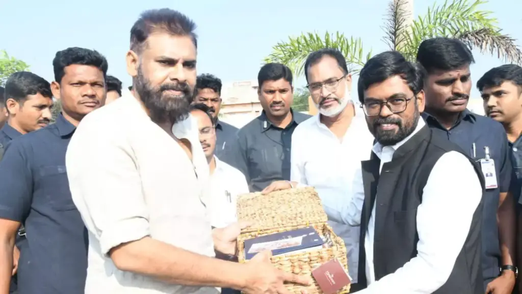 శ్రీ త్రికోటేశ్వర స్వామి వారిని దర్శించుకున్న డిప్యూటీ సీఎం పవన్