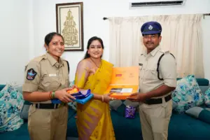 హోంమంత్రి అనితను కలిసిన కానిస్టేబుల్ జయశాంతి