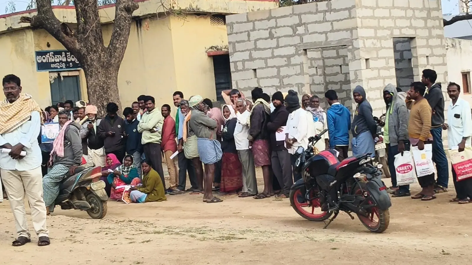 యూరియా కోసం రాత్రంతా రైతుల జాగారం