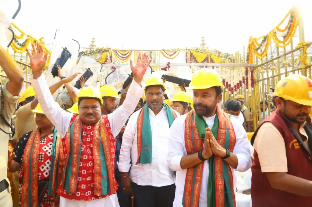 Medaram: సమ్మక్క-సారలమ్మ జాతరను సందర్శించిన కేంద్ర మంత్రులు