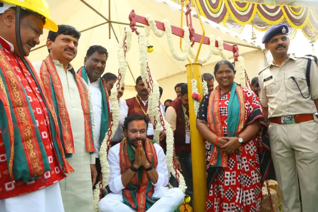 Medaram: సమ్మక్క-సారలమ్మ జాతరను సందర్శించిన కేంద్ర మంత్రులు