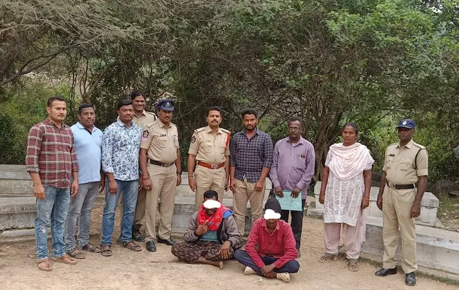 Chittoor: గంజాయి అమ్ముతున్న ఇద్దరిని అరెస్ట్ చేసిన పోలీసులు