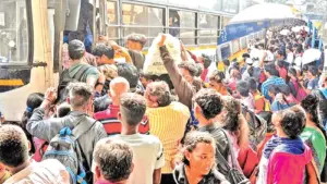 తిరుగు ప్రయాణం కష్టాలు.. బస్సులు, రైళ్లలో కిక్కిరిసిన జనాలు