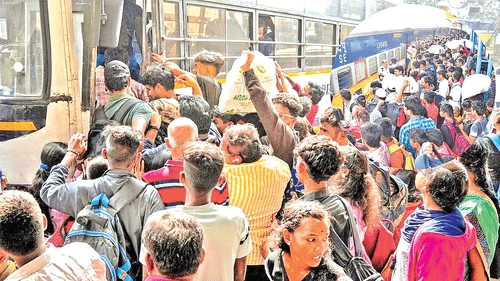 Vijayawada: తిరుగు ప్రయాణం కష్టాలు.. బస్సులు, రైళ్లలో కిక్కిరిసిన జనాలు