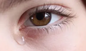 కళ్ల నుంచి తరచుగా నీరు రావడం.. చిన్న సమస్య కాదు