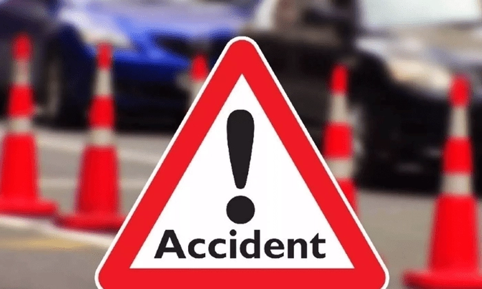 Road accident near Sindhanur; 8 people killed