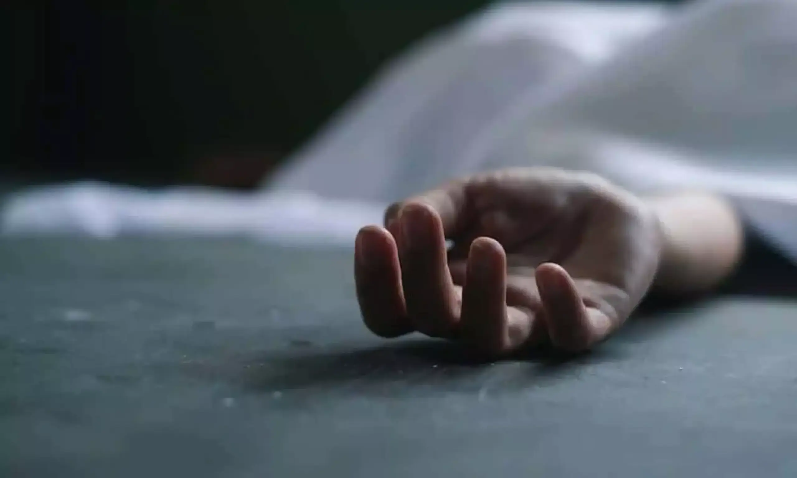 భార్య దూరం… మానసిక ఒత్తిడి… ఇద్దరు చిన్నారుల బలి