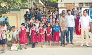 పాఠశాలకి తాళం వేసిన కాంట్రాక్టర్..ఎందుకంటే?