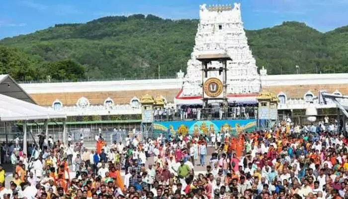 Tirumala: టోకెన్లు లేని వారికీ శ్రీవారి సర్వదర్శనానికి సమయం ఎంతంటే?