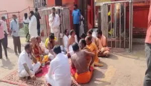 కొండగట్టు ఆలయం వద్ద అర్చకుల ధర్నా