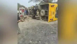 మొయినాబాద్ లో స్కూల్ బస్సు బోల్తా.. విద్యార్థులకు గాయాలు