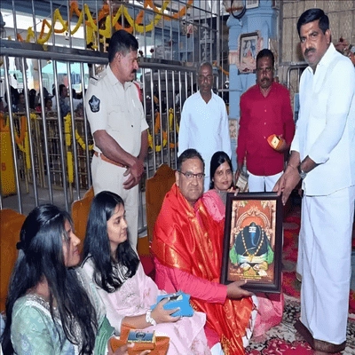 High Court judge visits and offers prayers to Lord Ganesha