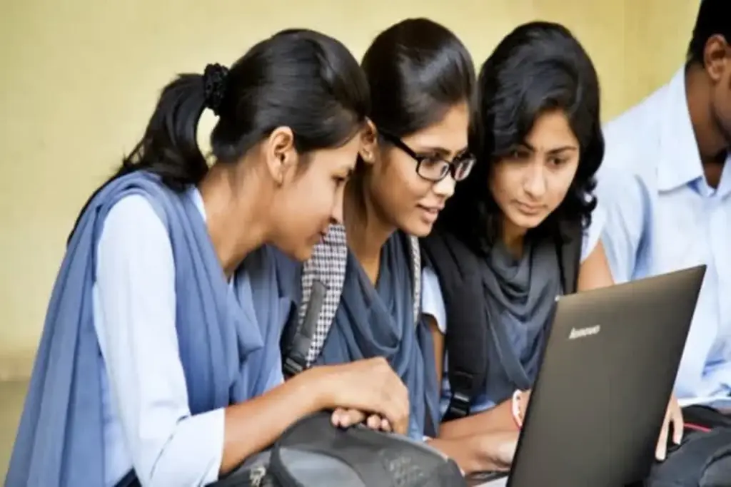 Telangana: తల్లిదండ్రుల వాట్సప్‌కు ఇంటర్ స్టూడెంట్స్ హాల్‌టికెట్లు