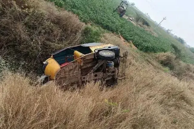 Battalapalli: ఆటో అదుపుతప్పి బోల్తా.. పలువురికి గాయాలు