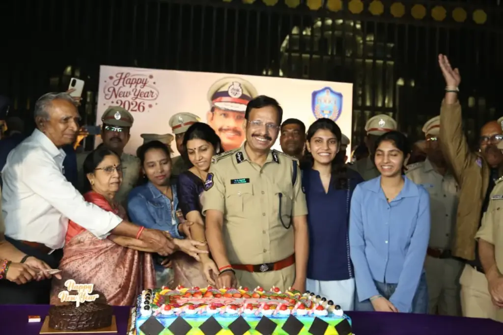HYD: నూతన సంవత్సరం..కేక్ కట్ చేసి శుభాకాంక్షలు తెలిపిన సజ్జనార్