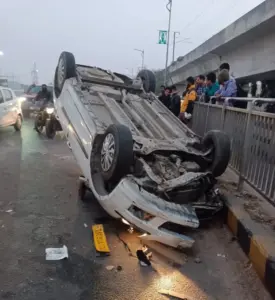 బేగంపేట్ ఫ్లైఓవర్ పై రోడ్డు ప్రమాదంలో కారు బోల్తా