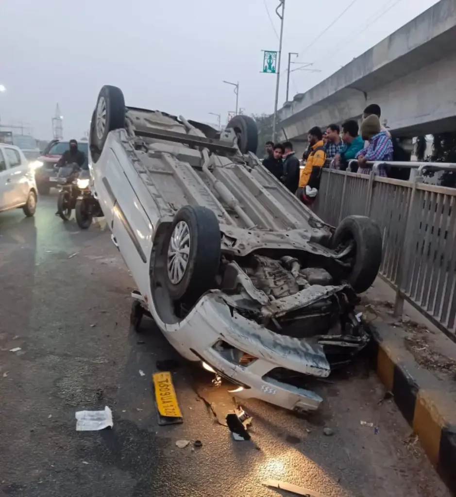 HYD: బేగంపేట్ ఫ్లైఓవర్ పై రోడ్డు ప్రమాదంలో కారు బోల్తా