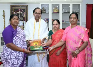 కేసీఆర్ ను కలిసిన మంత్రులు కొండా సురేఖ, సీతక్క