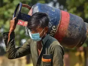 పెరిగిన గ్యాస్ సిలిండర్ ధరలు