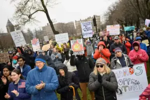 ట్రంప్‌ ఇమిగ్రేషన్‌ విధానాలపై అసంతృప్తితో అమెరికన్లు