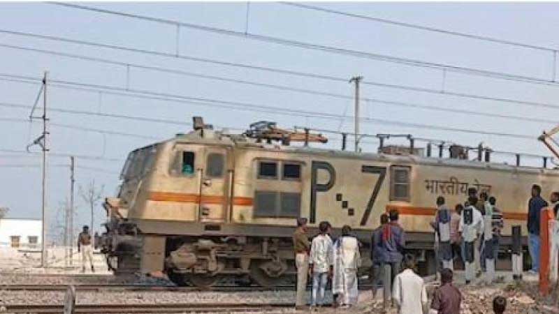 Trains Stop : సీఎం కాన్వాయ్ కోసం రైళ్లను ఆపేసిన అధికారులు