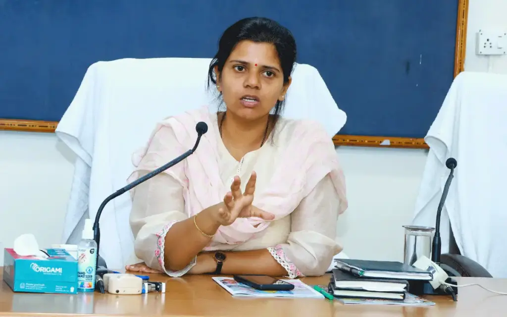 District Collector: ఆ జిల్లా పాఠశాల హెడ్మాస్టార్ సస్పెండ్.. ఎందుకంటే?