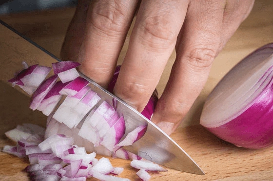 Is eating raw onions dangerous?