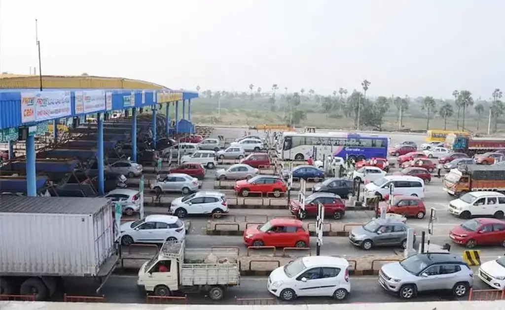 Hyderabad: సంక్రాంతి పండుగ వేళ.. పంతంగి టోల్ ప్లాజా వద్ద భారీ రద్దీ