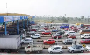 సంక్రాంతి పండుగ వేళ.. పంతంగి టోల్ ప్లాజా వద్ద భారీ రద్దీ