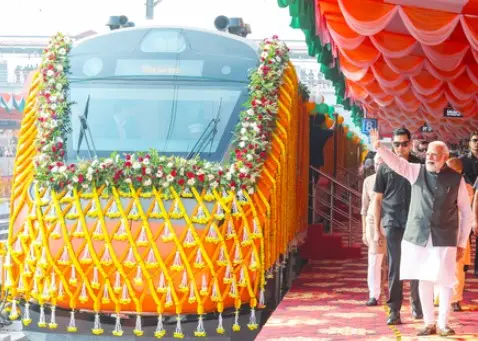 Sleeper train: పట్టాలెక్కిన తొలి వందే భారత్ స్లీపర్ రైలు
