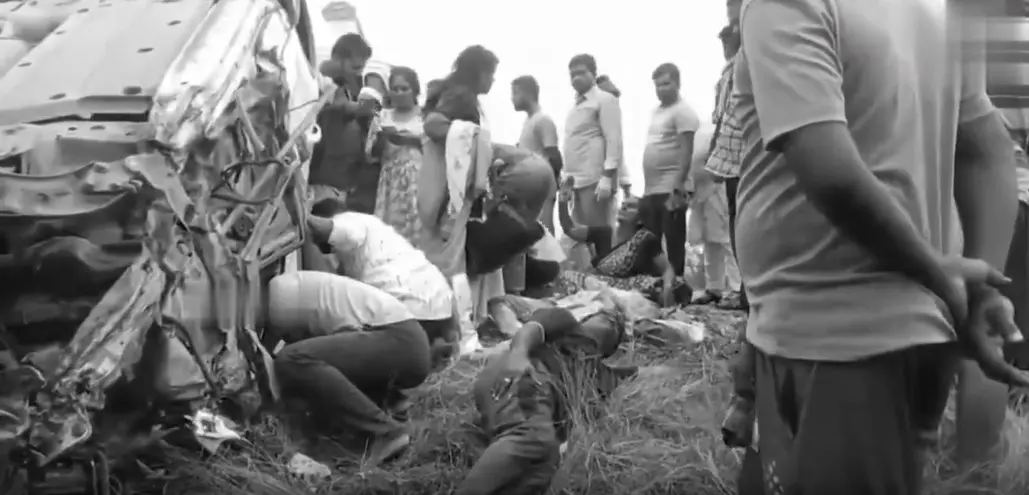 కారు–లారీ ఢీకొని ఏడుగురికి గాయాలు