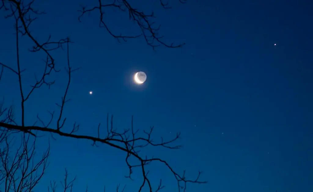 Moon: ఆకాశంలో అద్భుతం..త్రిగ్రహ సంయోగం