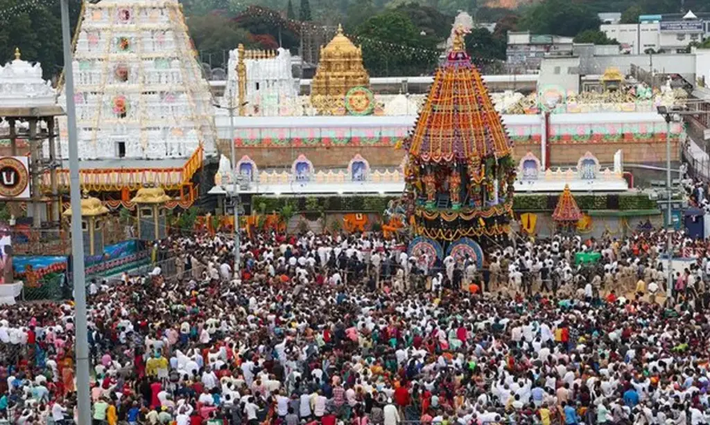 AP: తిరుమలలో భక్తుల రద్దీ.. అధికారుల తీరుపై భక్తులు ఆగ్రహం