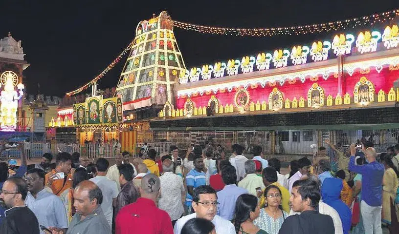 Tirumala: రికార్డు స్థాయిలో తిరుమల శ్రీవారిని దర్శించుకున్న భక్తులు