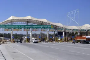 టోల్‌ ఫీ పెండింగ్ ఉంటే వాహన సేవలకు బ్రేక్.. కేంద్రం షాక్