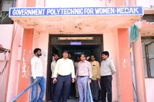 మున్సిపాలిటీ పోలింగ్ కేంద్రాలను పరిశీలించిన: జిల్లా కలెక్టర్