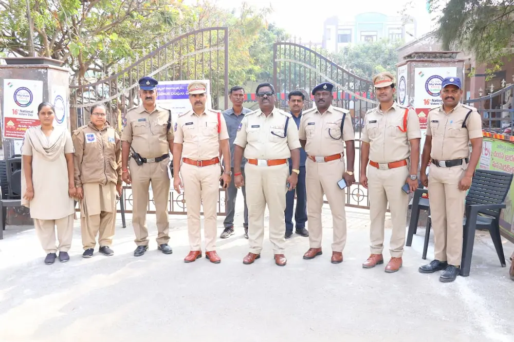 Medak Municipal Elections: నామినేషన్ కేంద్రంలో బందోబస్తు తనిఖీ:ఎస్పీ మహేందర్