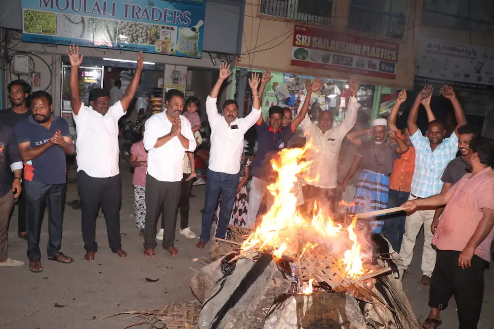 Tirupati: తాతా నగర్ యూత్ భోగిమంటలు