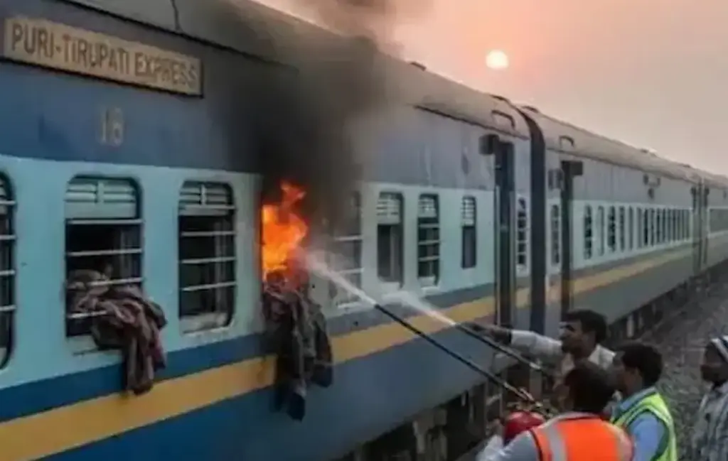 Andhra Pradesh: పూరీ – తిరుపతి రైలులో మంటలు