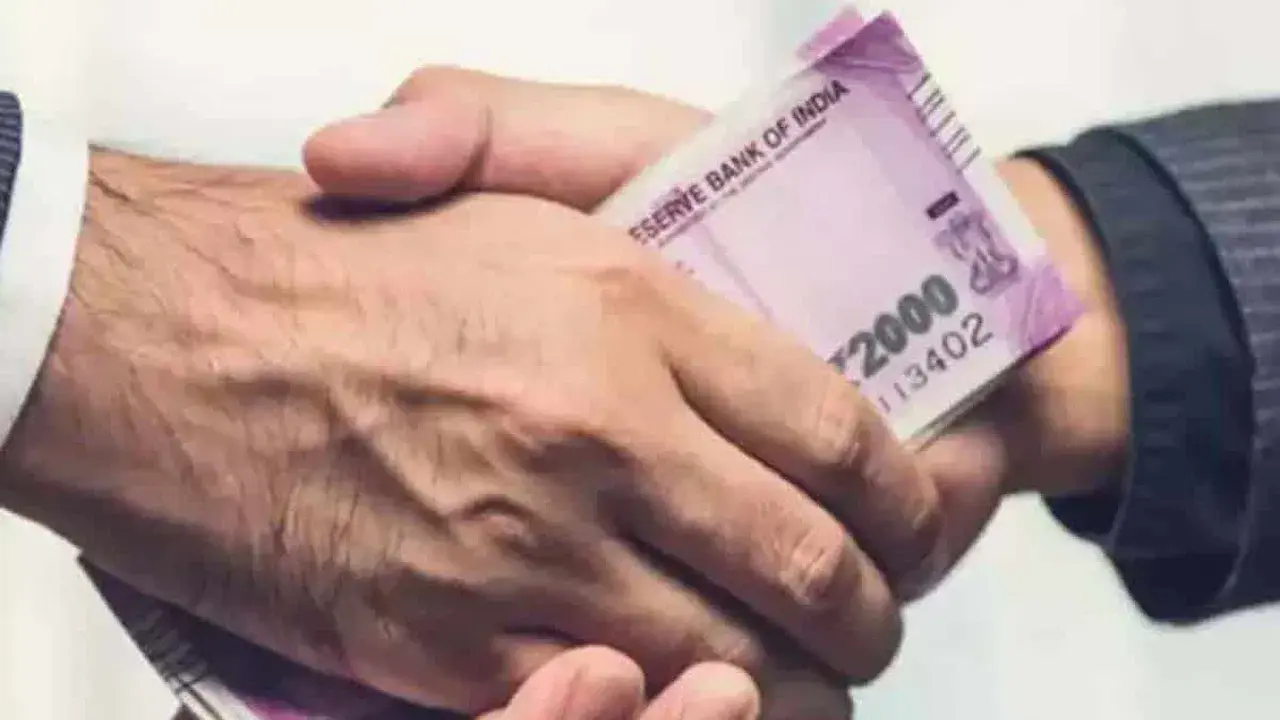 AP: డివైఇఓలో లంచం తీసుకుంటూ పట్టుబడ్డ ఎడి, సీనియర్ అసిస్టెంట్