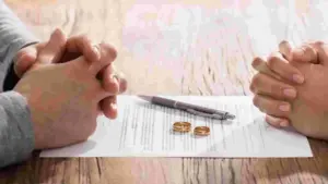 భార్యకు బట్టతల వచ్చిందని విడాకులు ఇచ్చిన భర్త