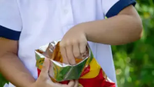 స్నాక్స్ ప్యాకెట్‌లోని బొమ్మ పేలి కంటిచూపు కోల్పోయిన బాలుడు