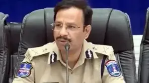 న్యూ ఇయర్.. న‌టి శ్యామలను పరామర్శించిన సజ్జనార్