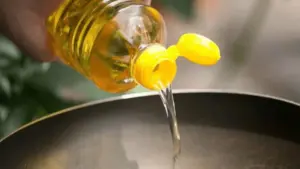 పండుగ వేళ భారీగా పెరిగిన నూనెల ధరలు..