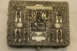 కూతురి పెళ్లి కోసం ఖరీదైన శుభలేఖ